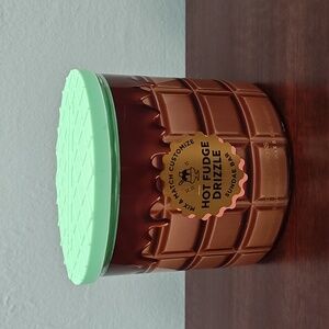 Bath & Body Works HOT FUDGE DRIZZLE 3-Wick Sundae Funday Collection Candle